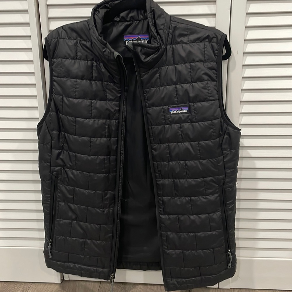 Patagonia Men’s light weight Puffer vest size Small.